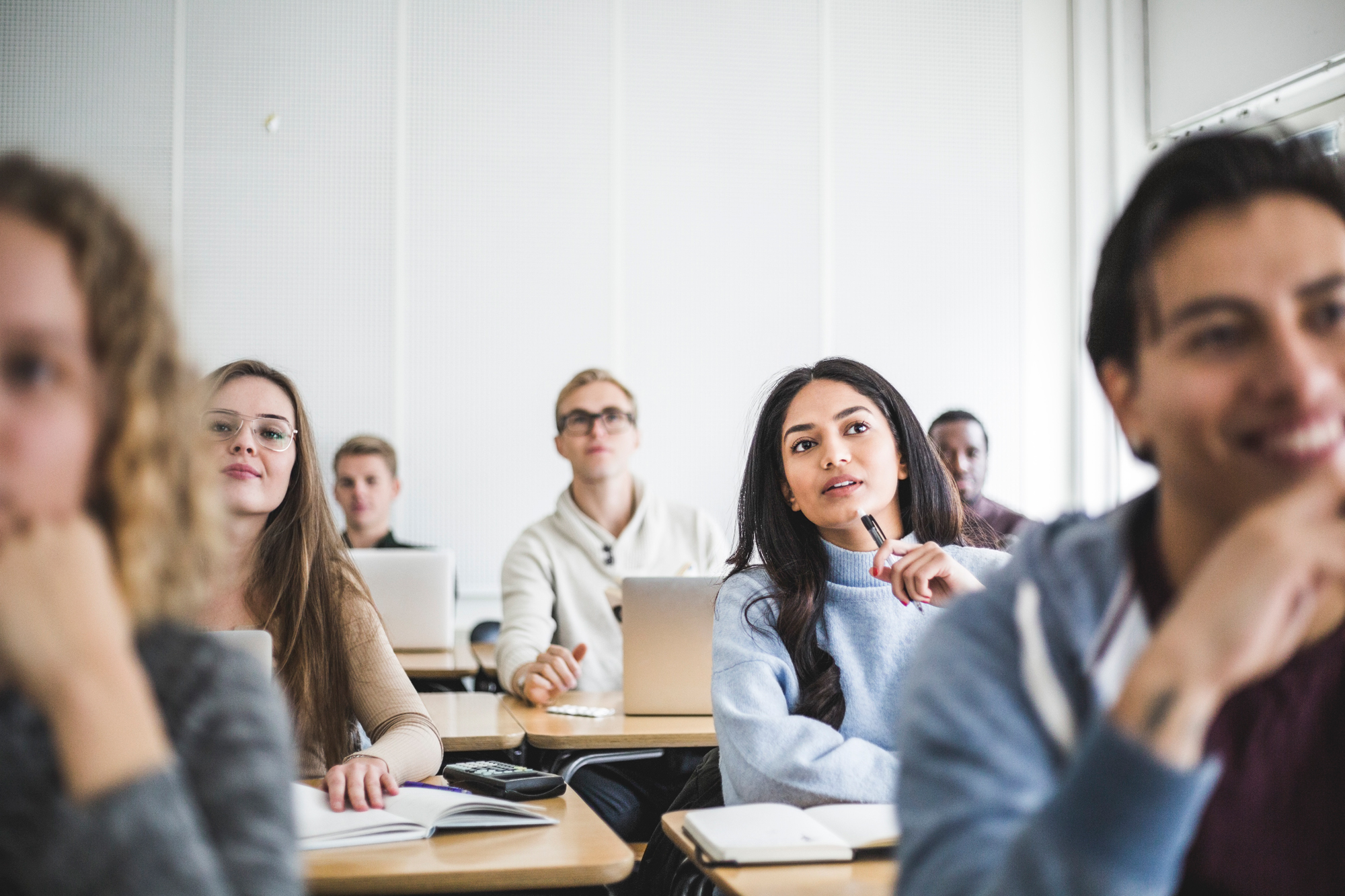 Personer i ett klassrum